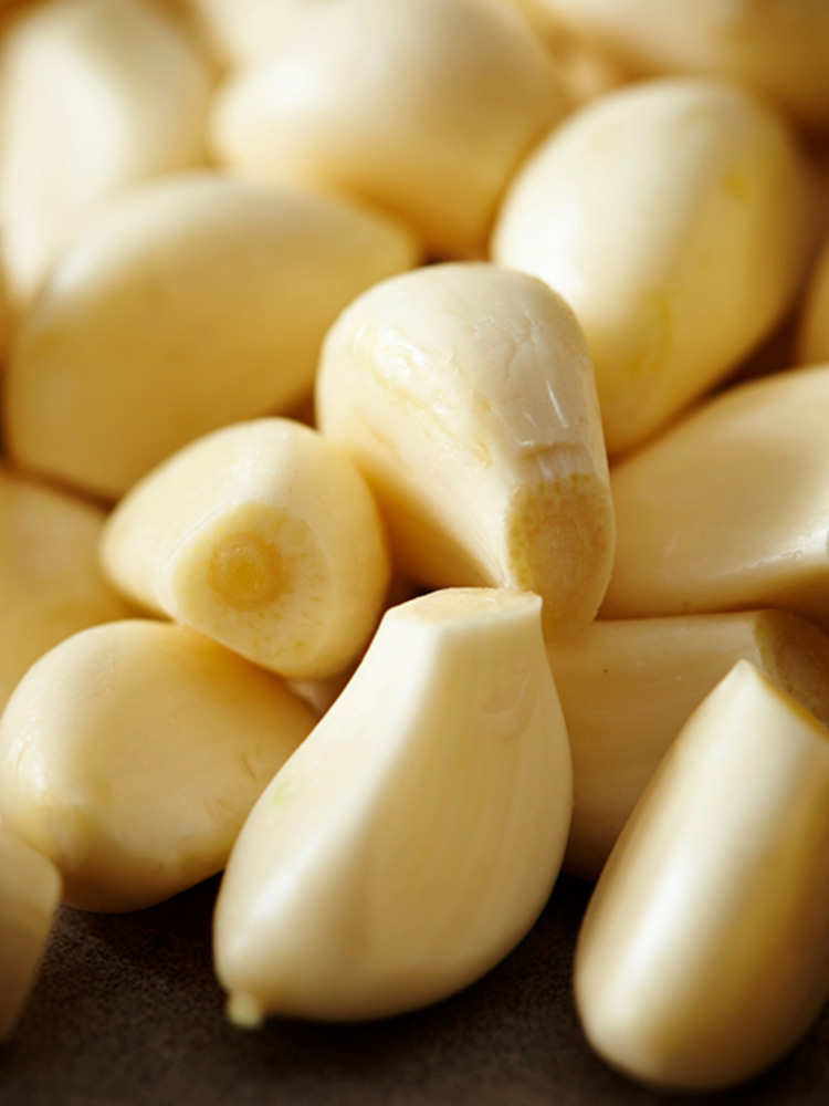 Close up of peeled cloves of garlic